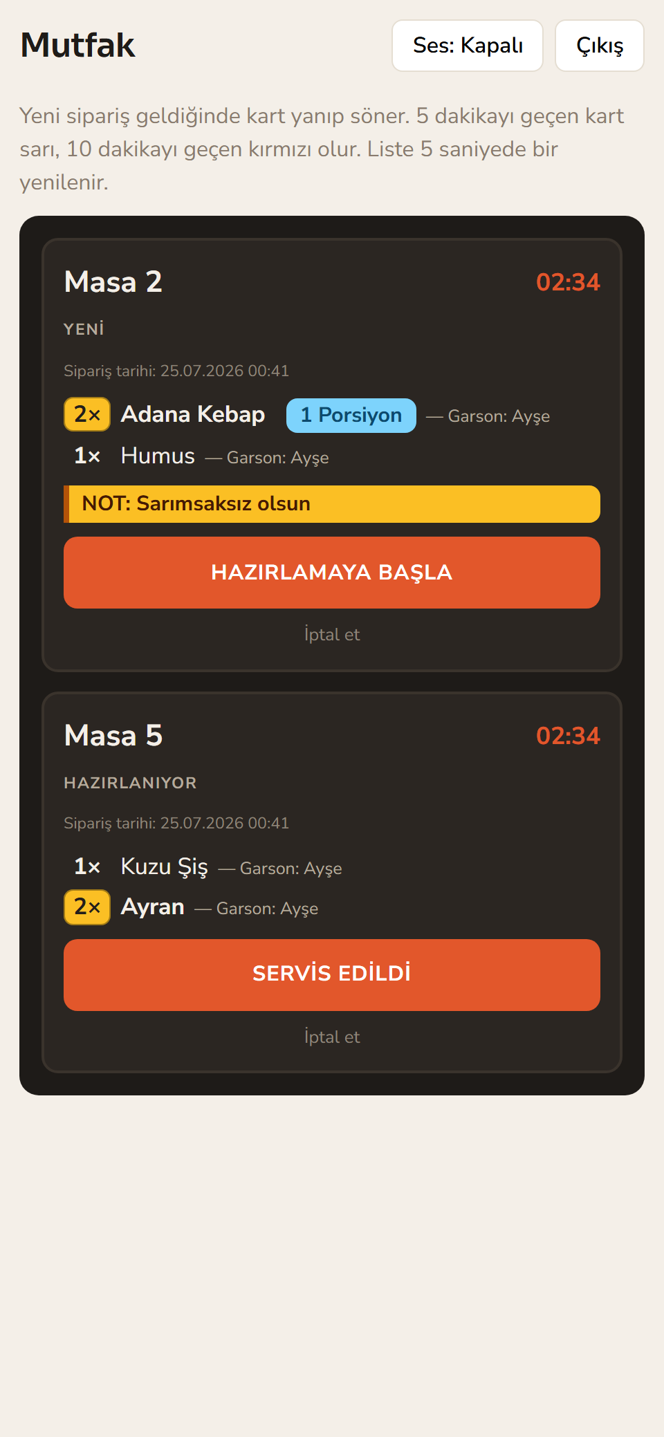 Mutfak panosu: sipariş kartları, notlar, porsiyonlar ve süre sayacı